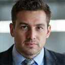 Portretul unui specialist în controlul calității, cu o expresie serioasă și atentă